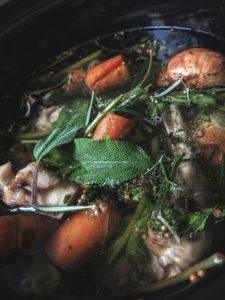 7 BONNES RAISONS DE CONSOMMER DU BOUILLON D’OS